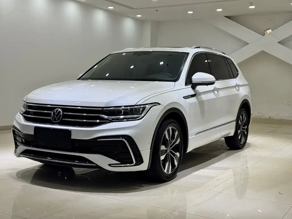 Volkswagen Tiguan L — фото 1