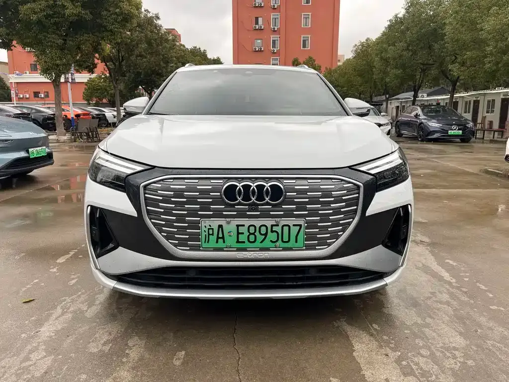 Audi Q4 e-tron — фото 1