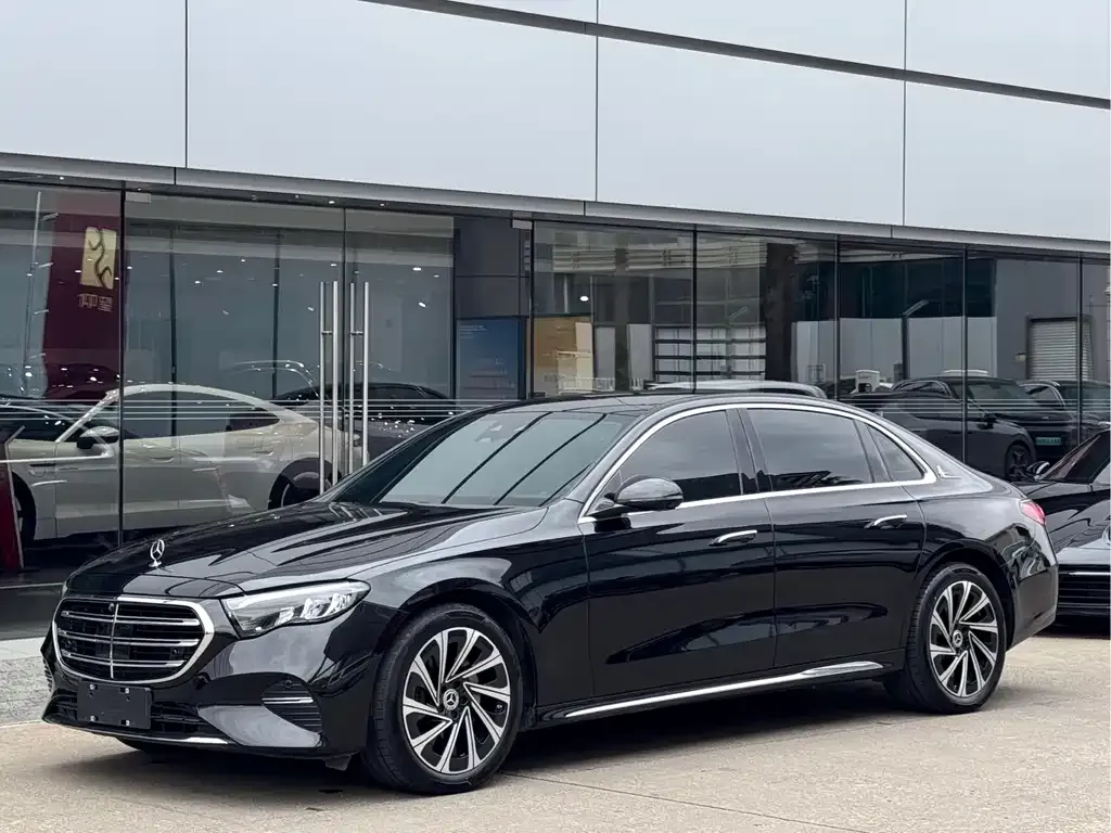 Mercedes-Benz E-Class — фото 1