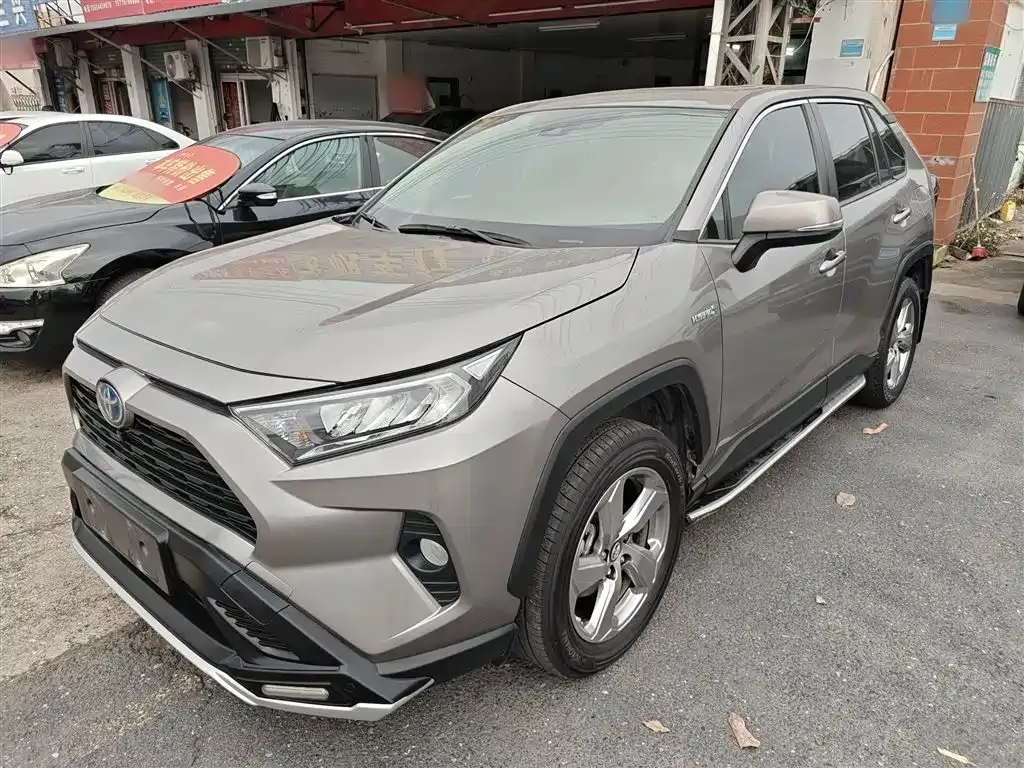 Toyota RAV4 — фото 1