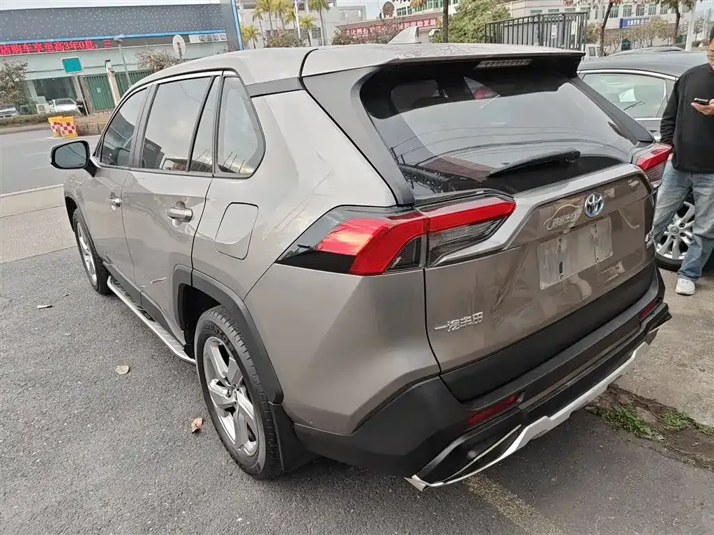 Toyota RAV4 — фото 9