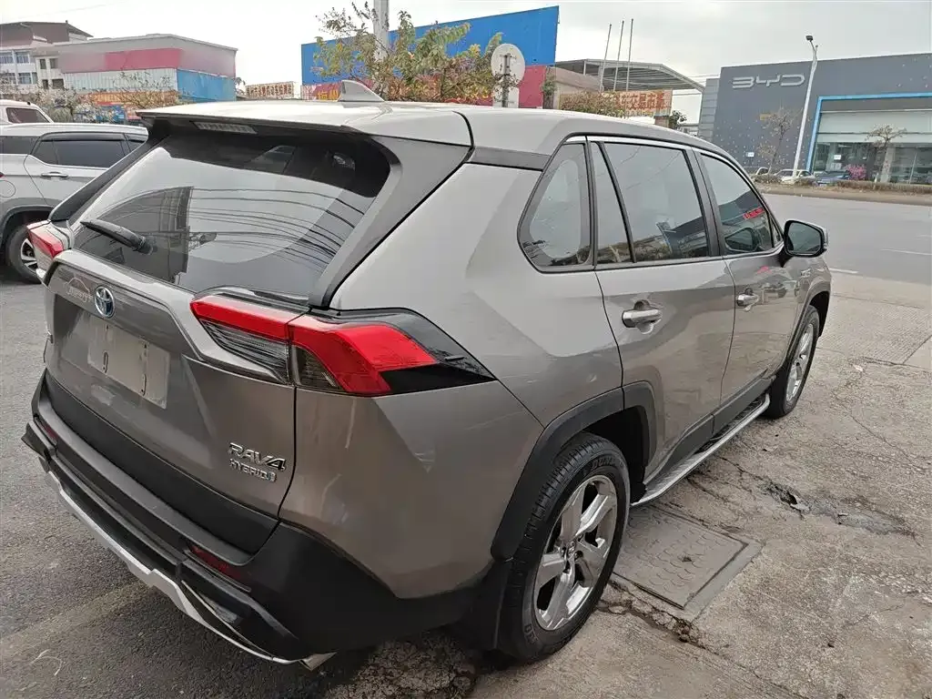 Toyota RAV4 — фото 2
