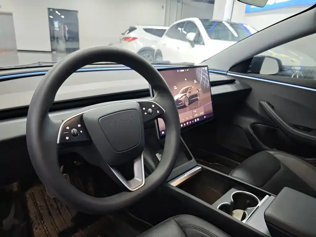 Tesla Model 3 — фото 3