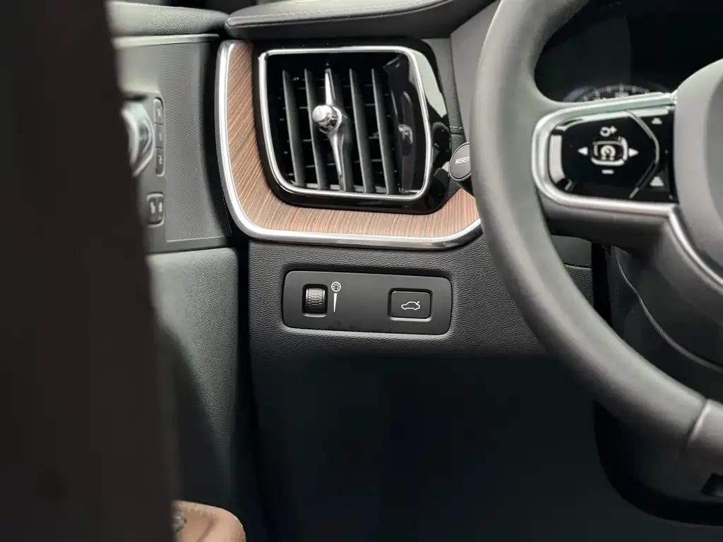 Volvo XC60 — фото 9