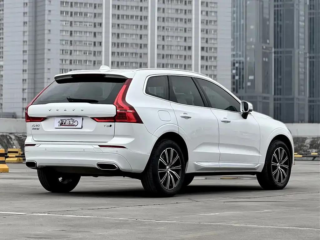 Volvo XC60 — фото 8