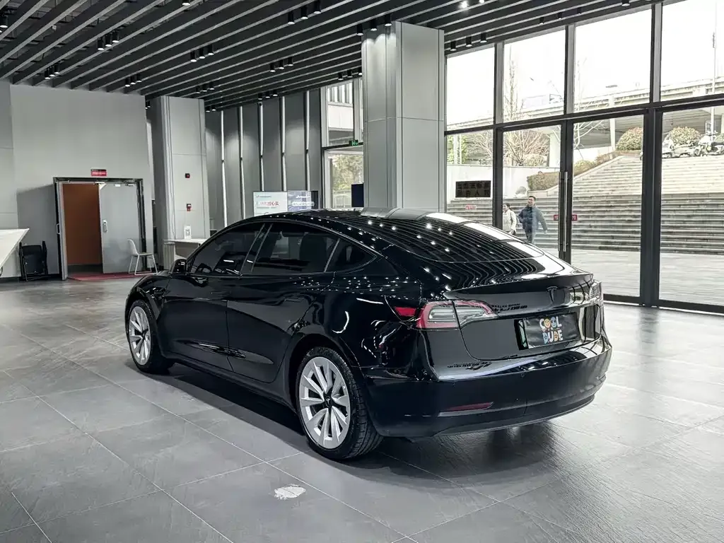 Tesla Model 3 — фото 7