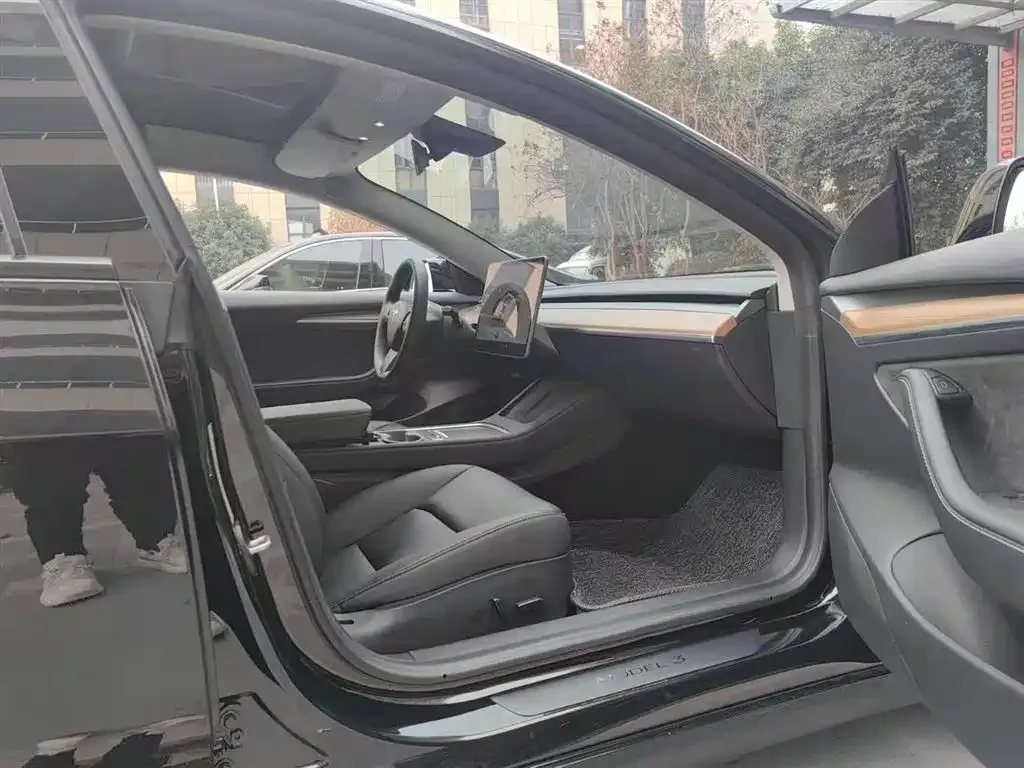 Tesla Model 3 — фото 10