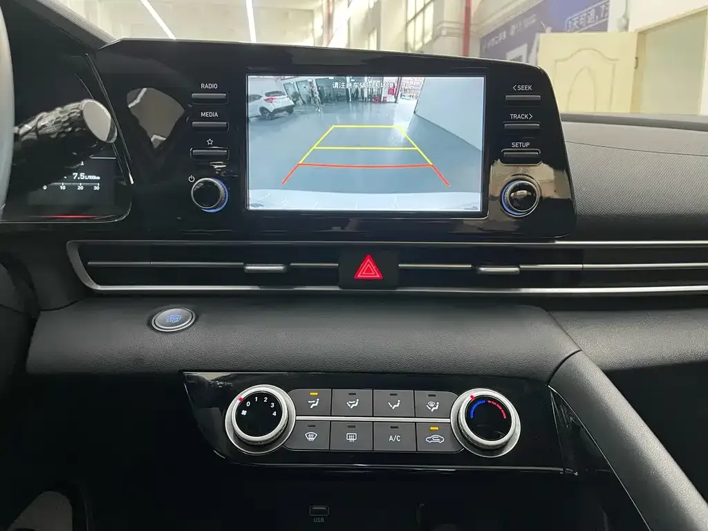 Hyundai Elantra — фото 4