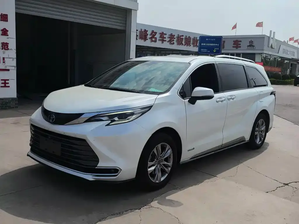 Toyota Sienna — фото 1