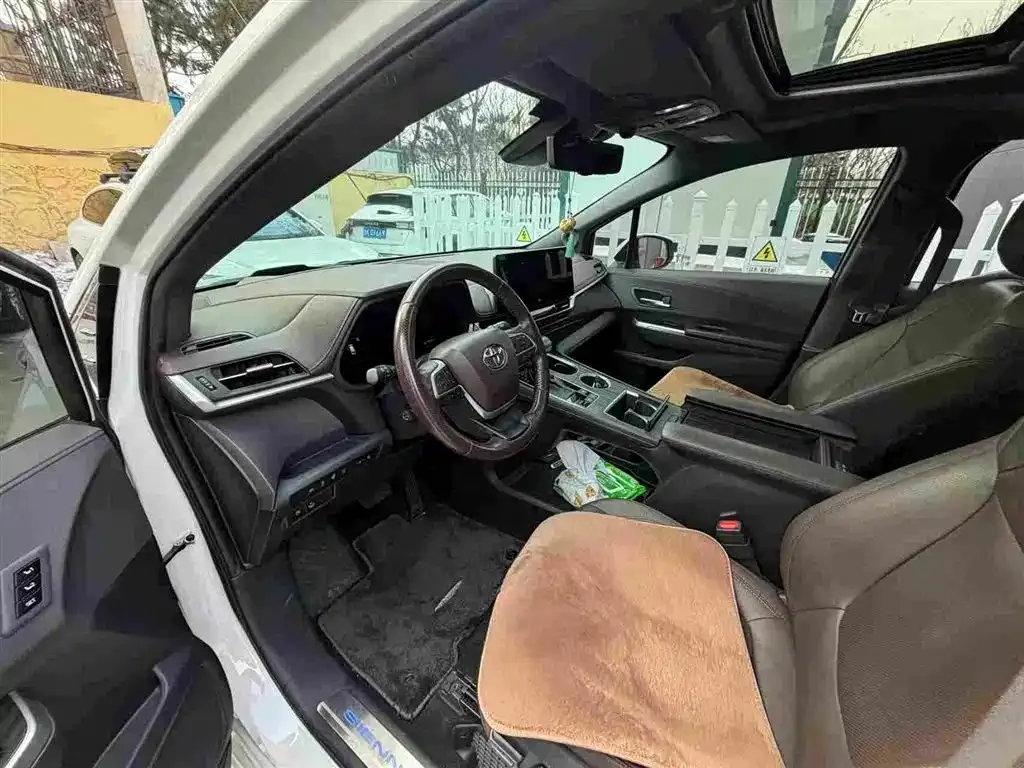 Toyota Sienna — фото 4