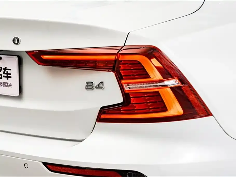 Volvo S60 — фото 10