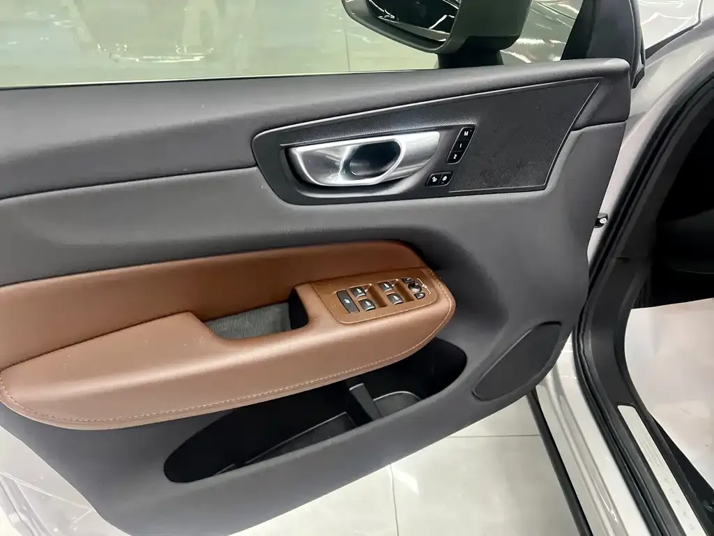 Volvo XC60 — фото 2