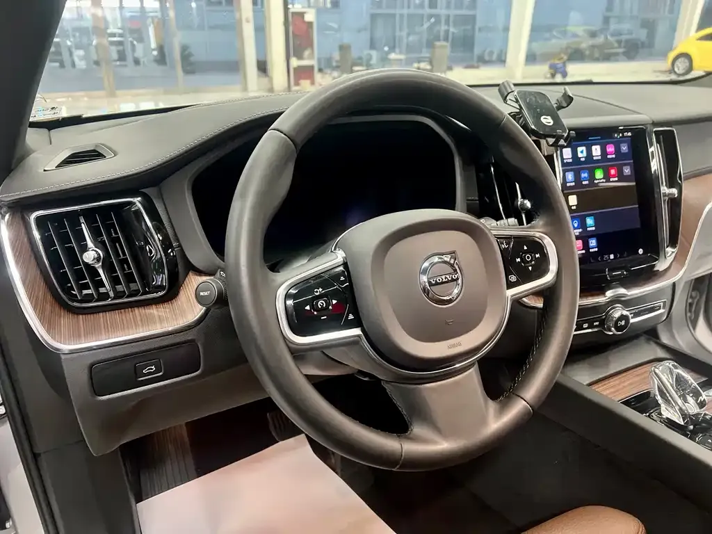 Volvo XC60 — фото 10