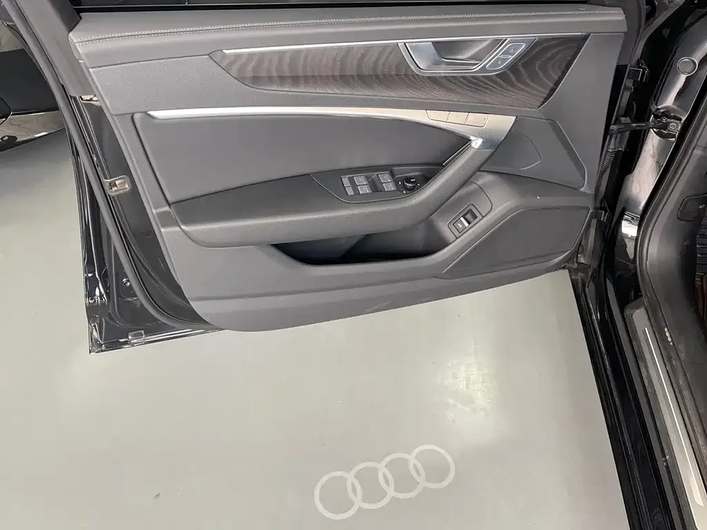 Audi A6L — фото 8