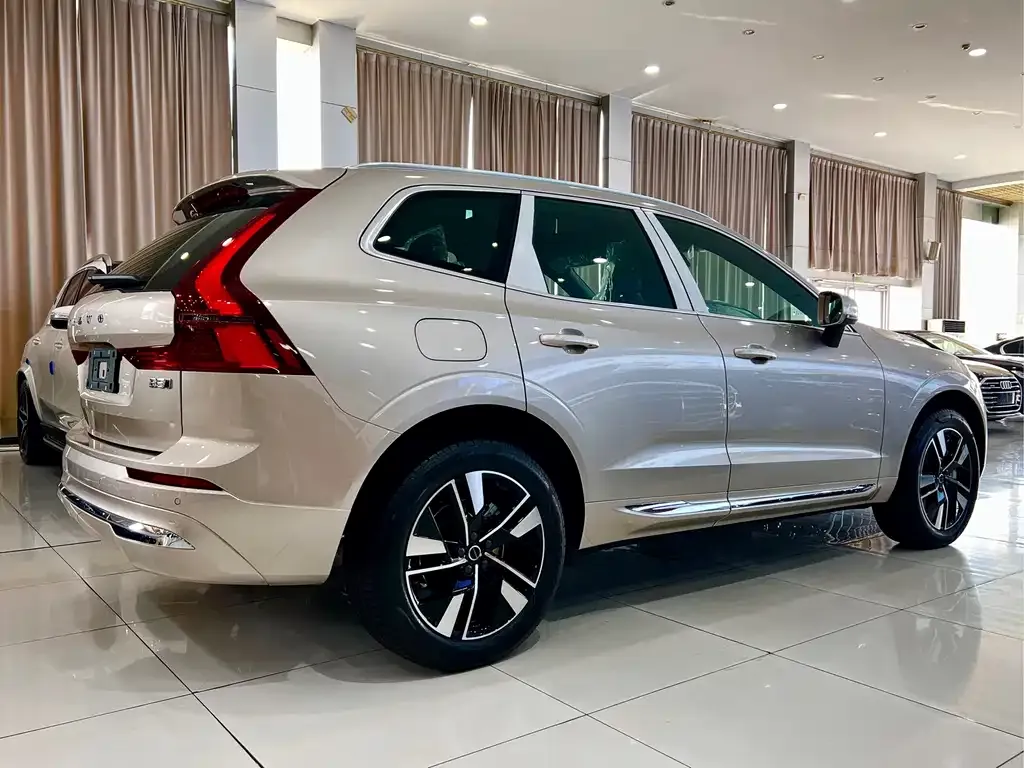 Volvo XC60 — фото 8