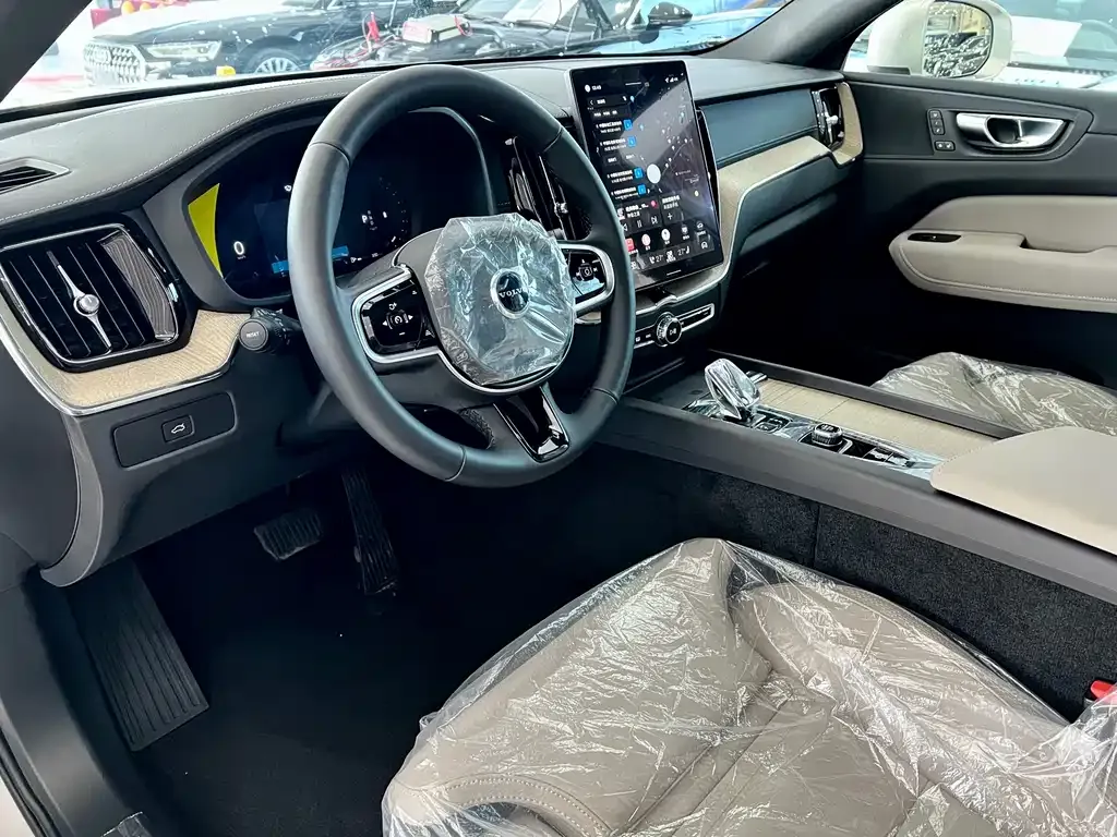 Volvo XC60 — фото 4