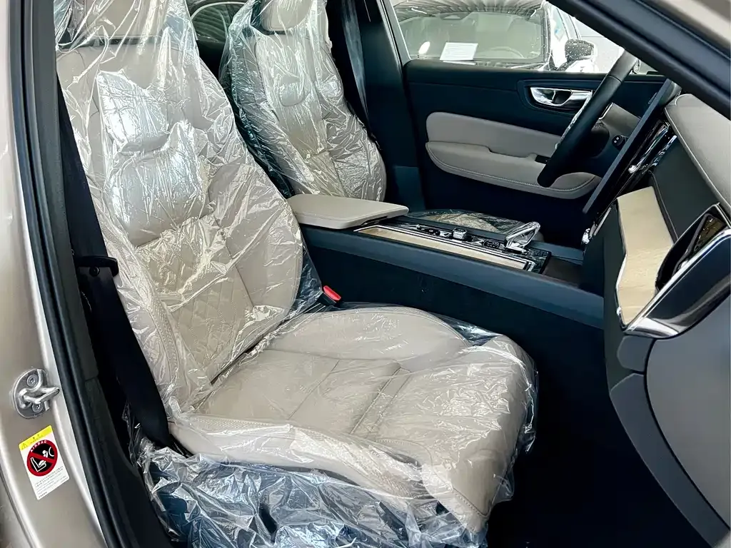 Volvo XC60 — фото 10