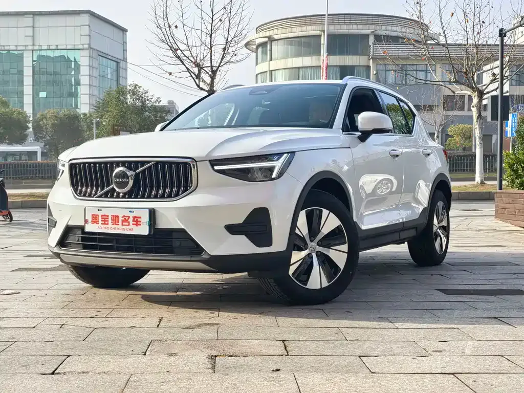 Volvo XC40 — фото 1