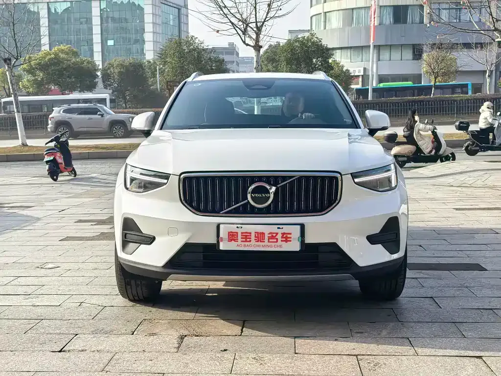 Volvo XC40 — фото 10