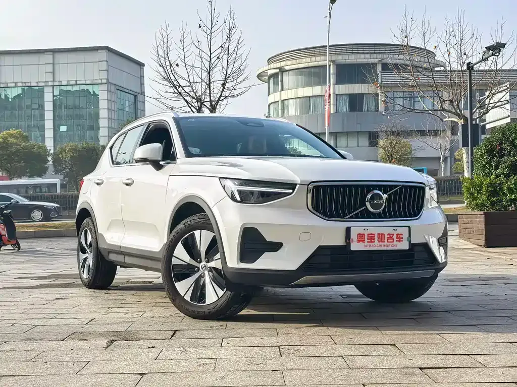 Volvo XC40 — фото 8