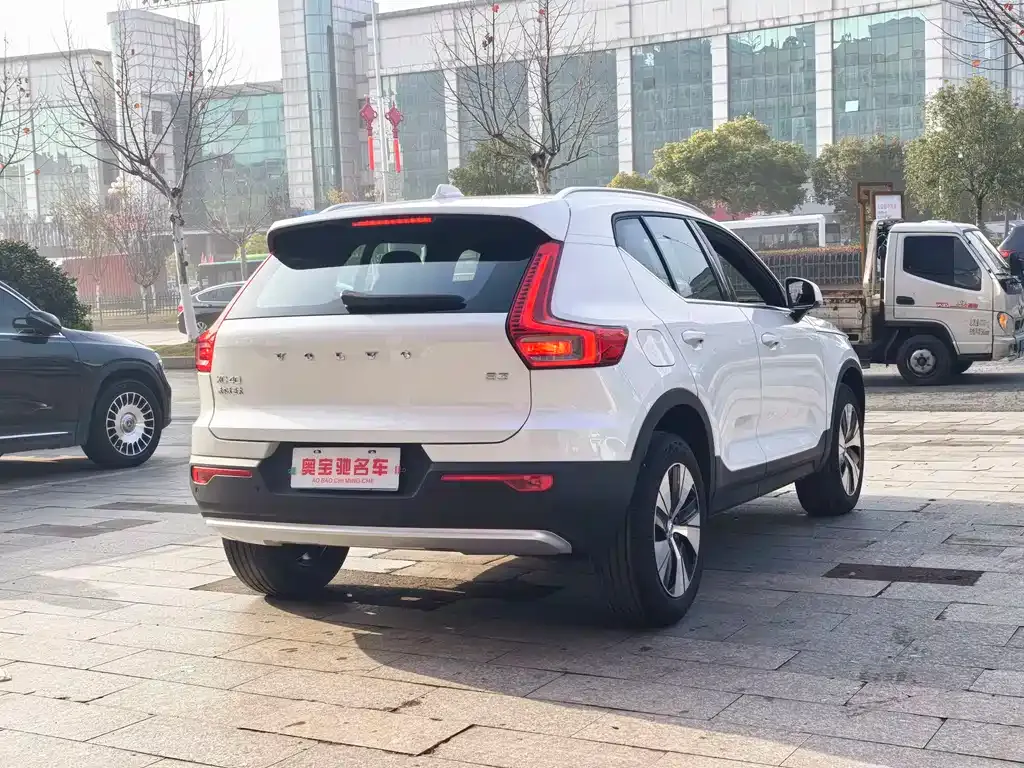 Volvo XC40 — фото 3