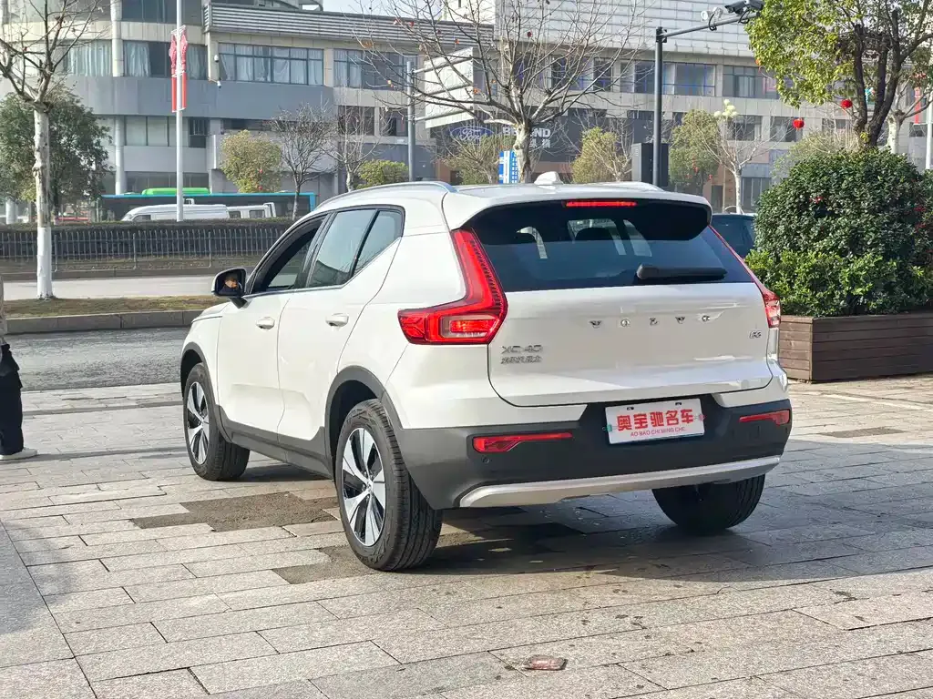 Volvo XC40 — фото 9