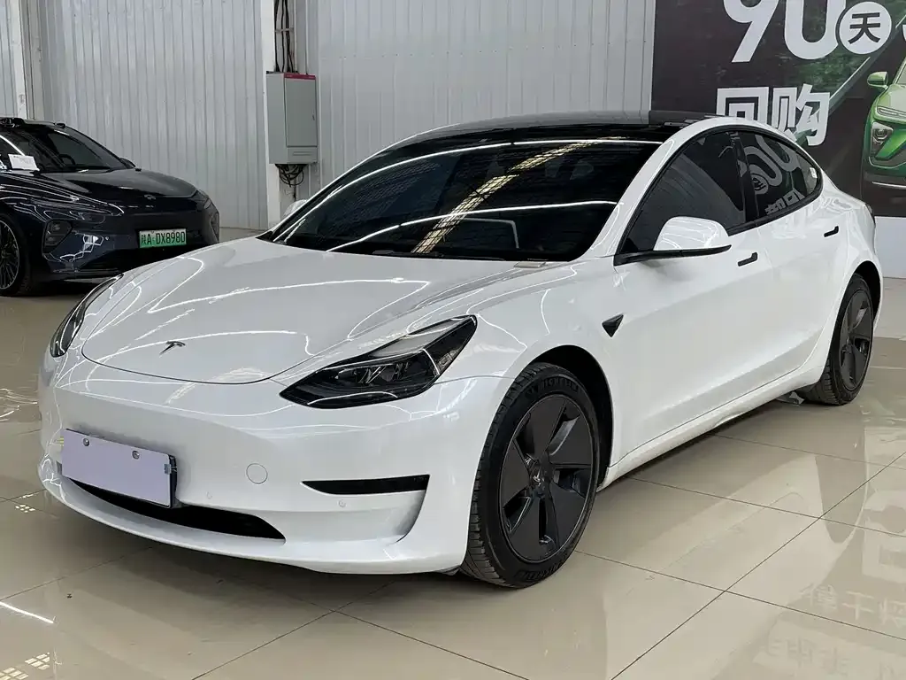 Tesla Model 3 — фото 1