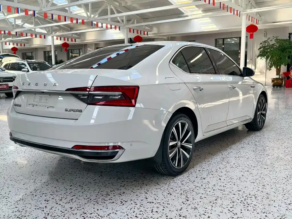 Skoda Superb — фото 9