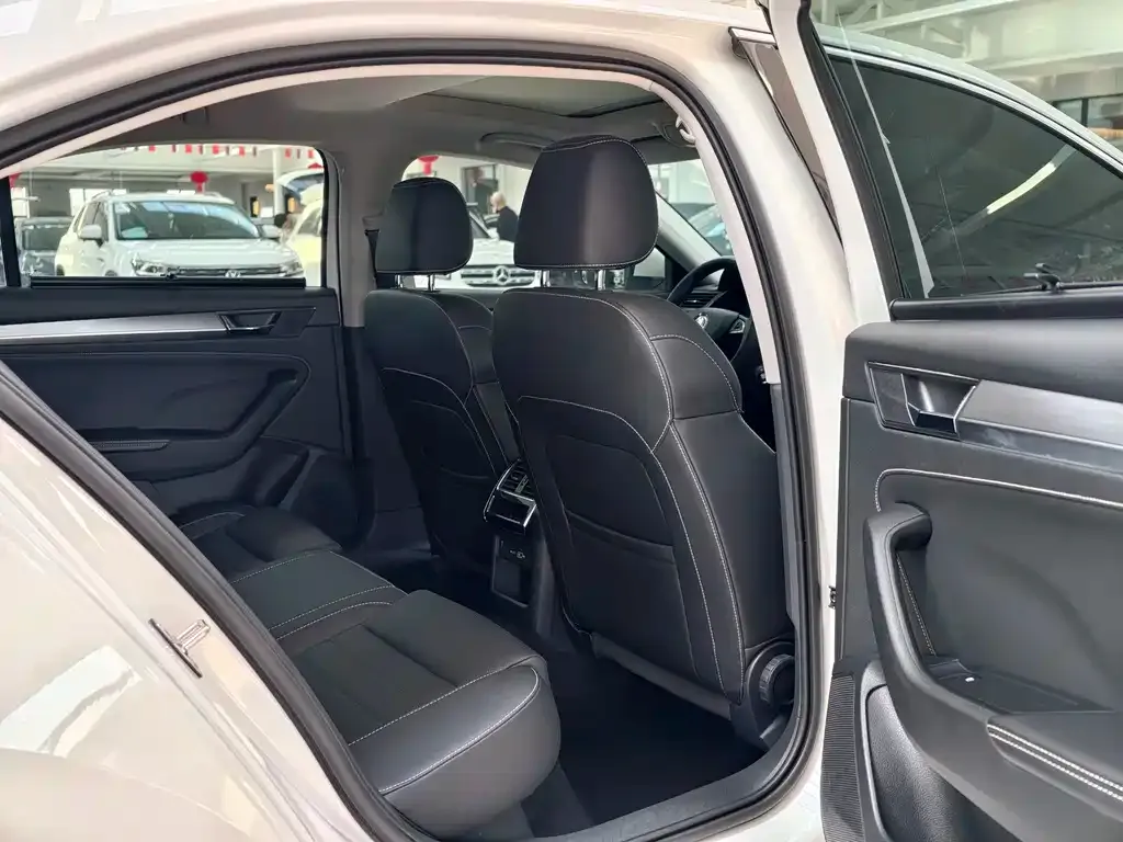 Skoda Superb — фото 8