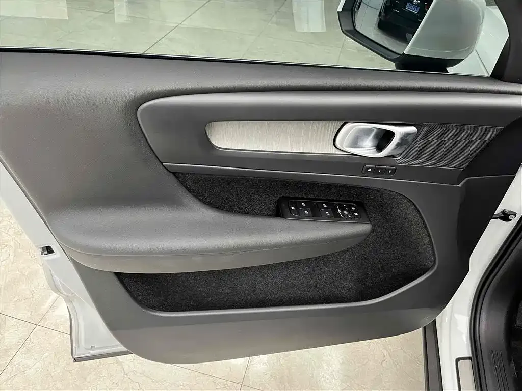 Volvo XC40 — фото 10