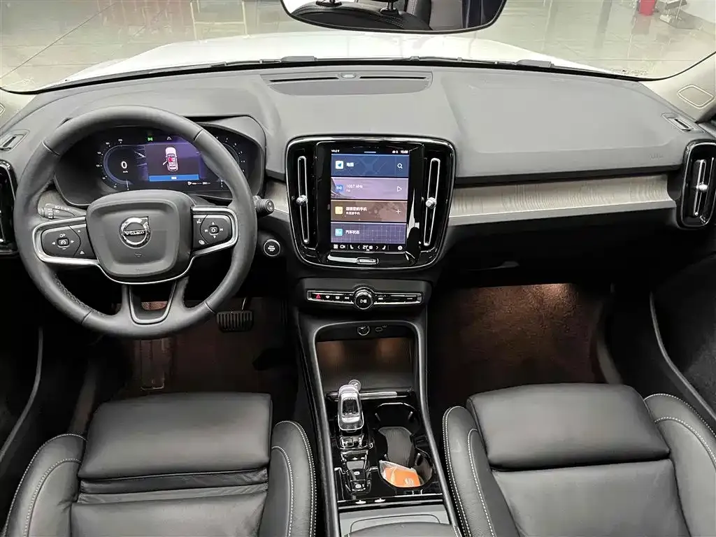 Volvo XC40 — фото 9