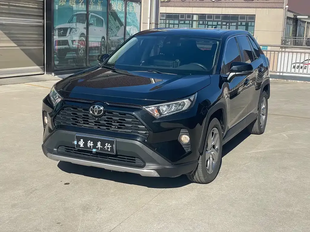 Toyota RAV4 — фото 1