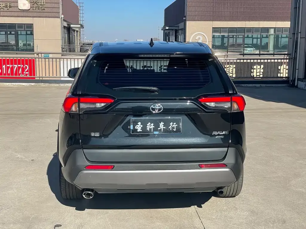 Toyota RAV4 — фото 8
