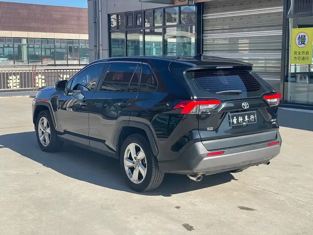 Toyota RAV4 — фото 9