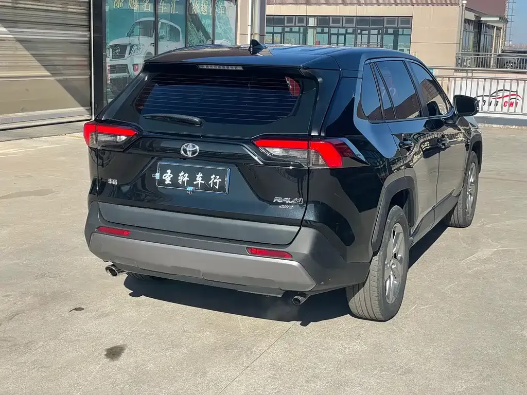 Toyota RAV4 — фото 5