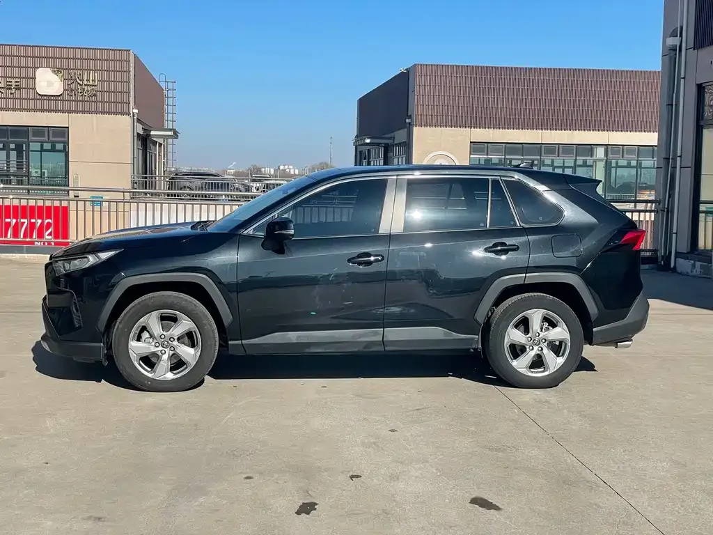 Toyota RAV4 — фото 10