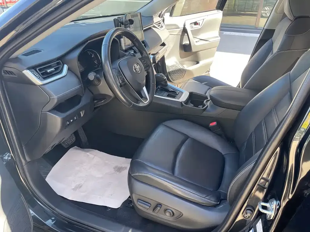 Toyota RAV4 — фото 2