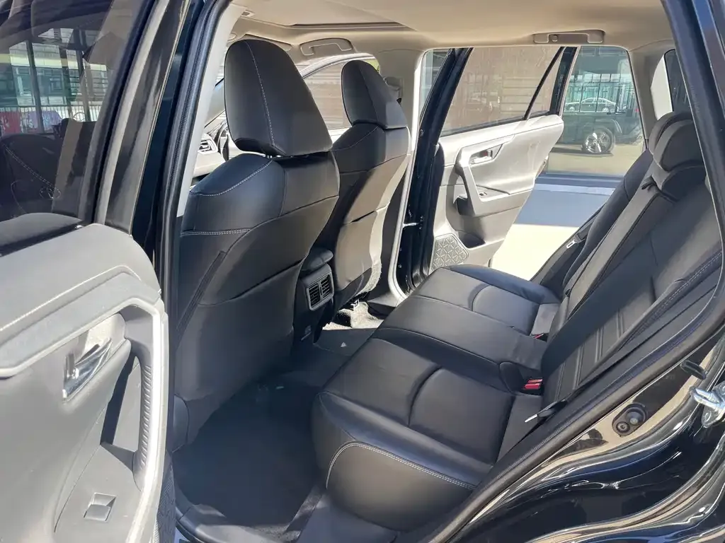 Toyota RAV4 — фото 6