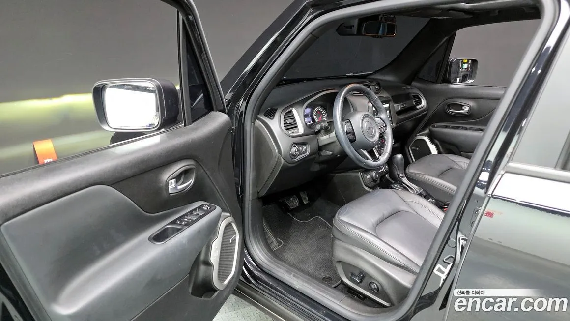 Jeep Renegade — фото 10
