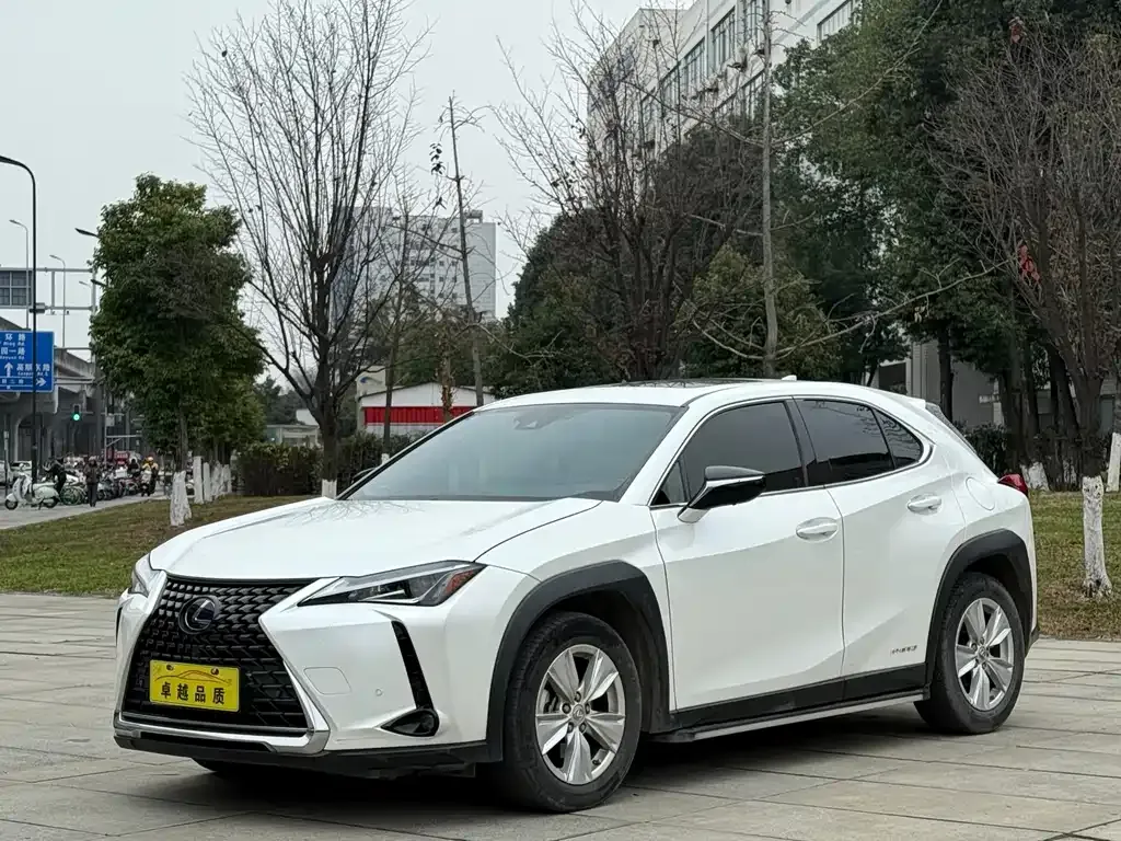 Lexus UX — фото 1