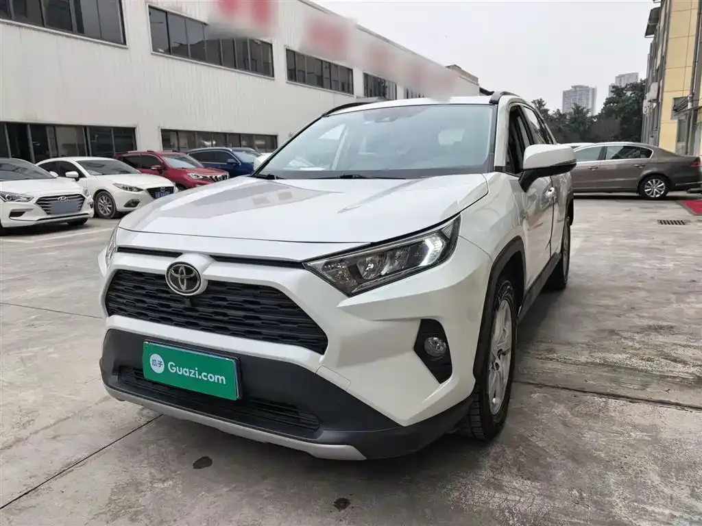 Toyota RAV4 — фото 1