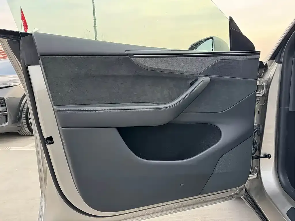 Tesla Model Y L — фото 2