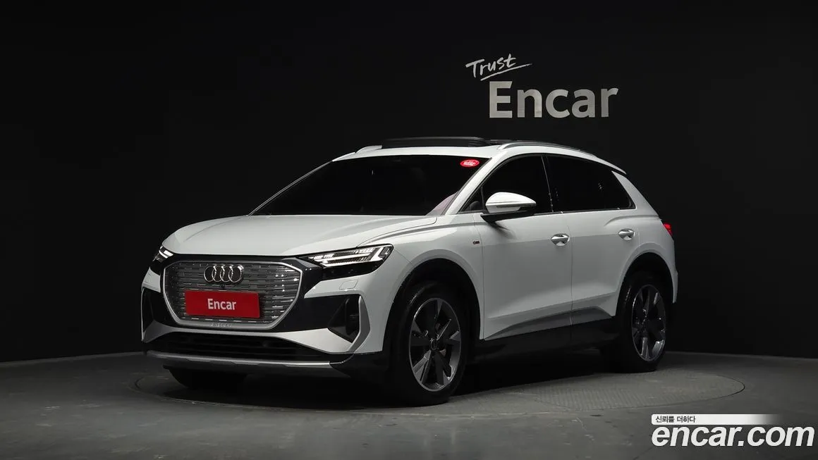 Audi Q4 e-tron — фото 1
