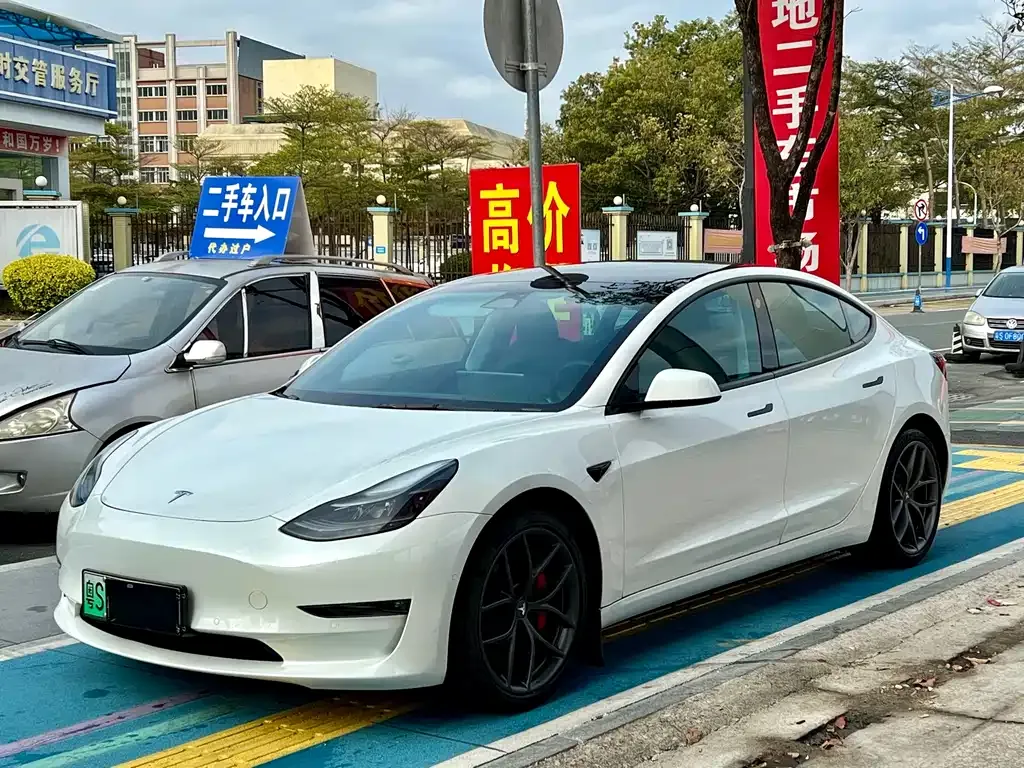Tesla Model 3 — фото 1