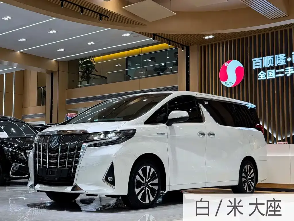 Toyota Alphard — фото 1
