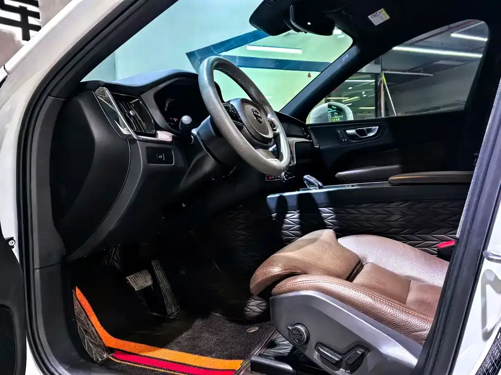 Volvo XC60 — фото 10