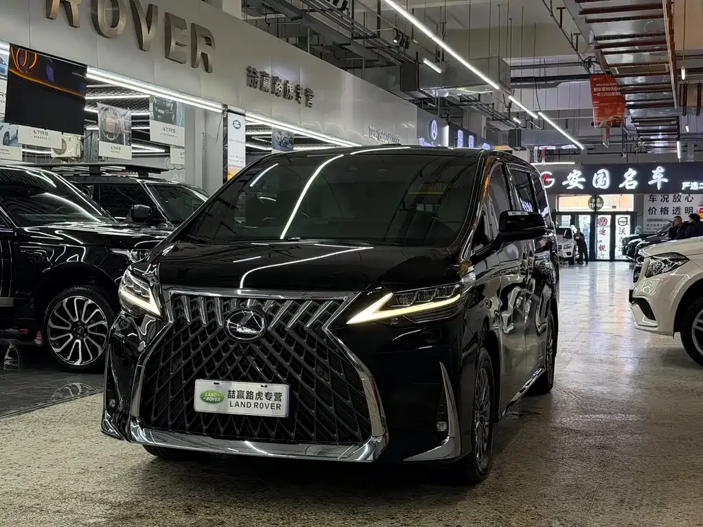Lexus LM — фото 1
