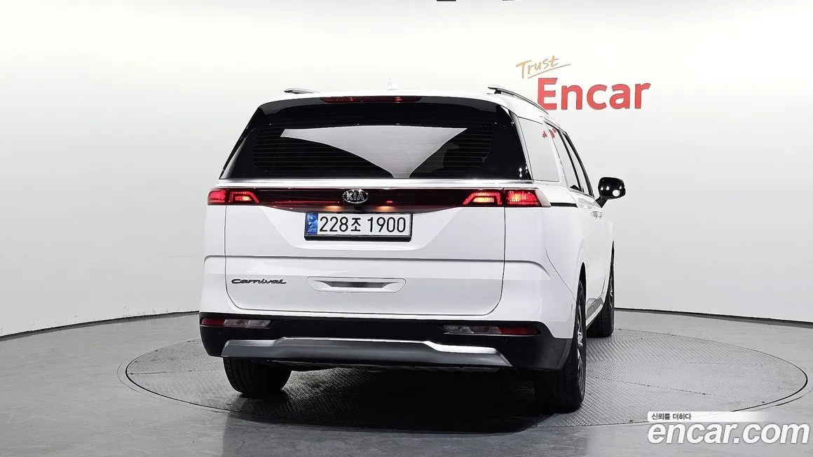 Kia Carnival — фото 10