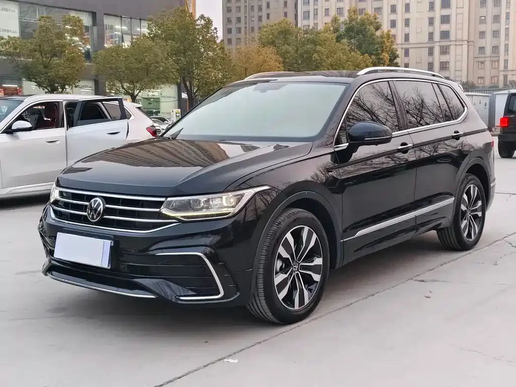 Volkswagen Tiguan L — фото 1