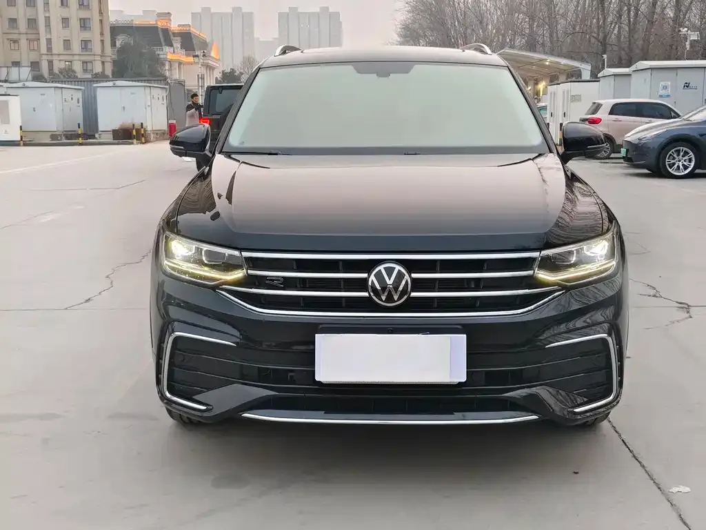 Volkswagen Tiguan L — фото 2